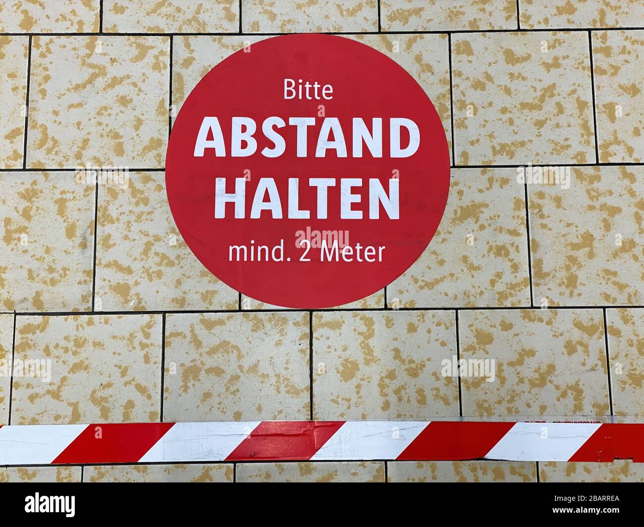 Sign in a german Super Markt - si prega di mantenere la distanza da 2 metri Foto Stock