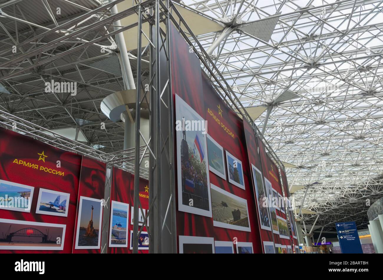 Aeroporto Internazionale di Vnukovo, Mosca, Russia - 21 maggio 2019: Mostra fotografica 'esercito russo' dedicata alla storia degli armati russi e sovietici Foto Stock