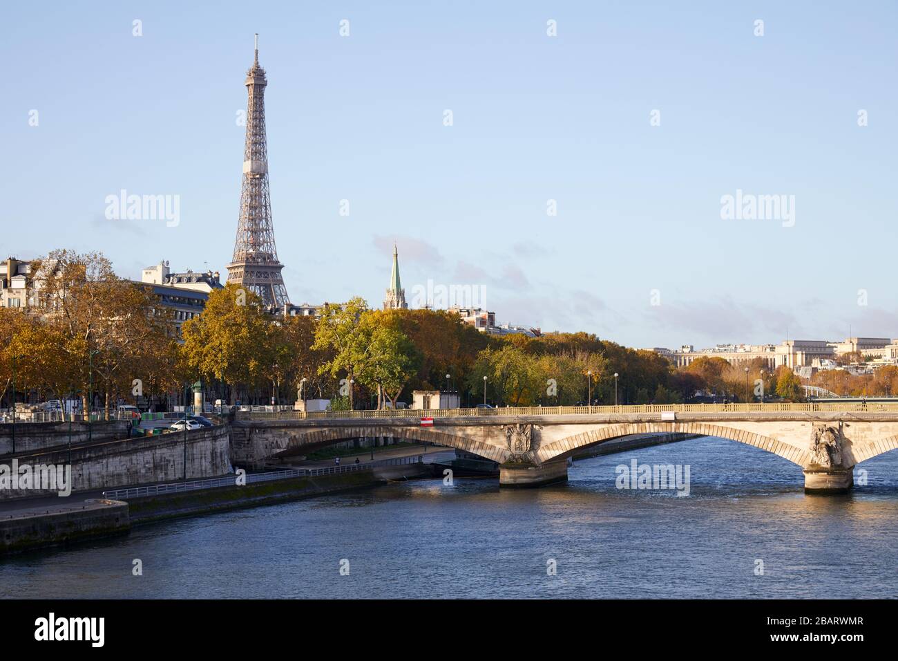 Torre Eiffel, ponte e vista sulla Senna con alberi autunnali in una giornata di sole a Parigi, Francia Foto Stock