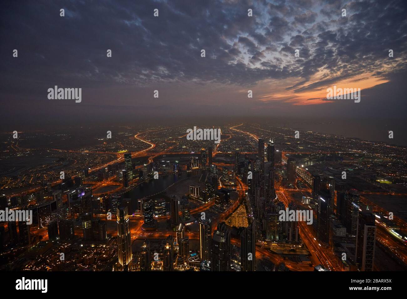 DUBAI, EMIRATI ARABI UNITI - 19 NOVEMBRE 2019: Dubai illuminata città vista ad alta angolazione con grattacieli di notte da Burj Khalifa Foto Stock