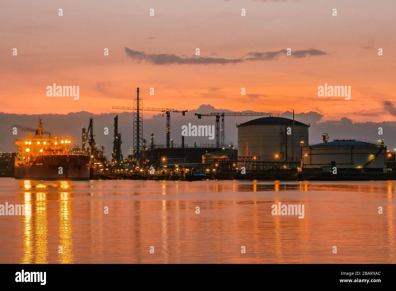 Anversa Belgio Agosto 2019, porto di Anversa con container e petrolio raffin e serbatoi Foto Stock