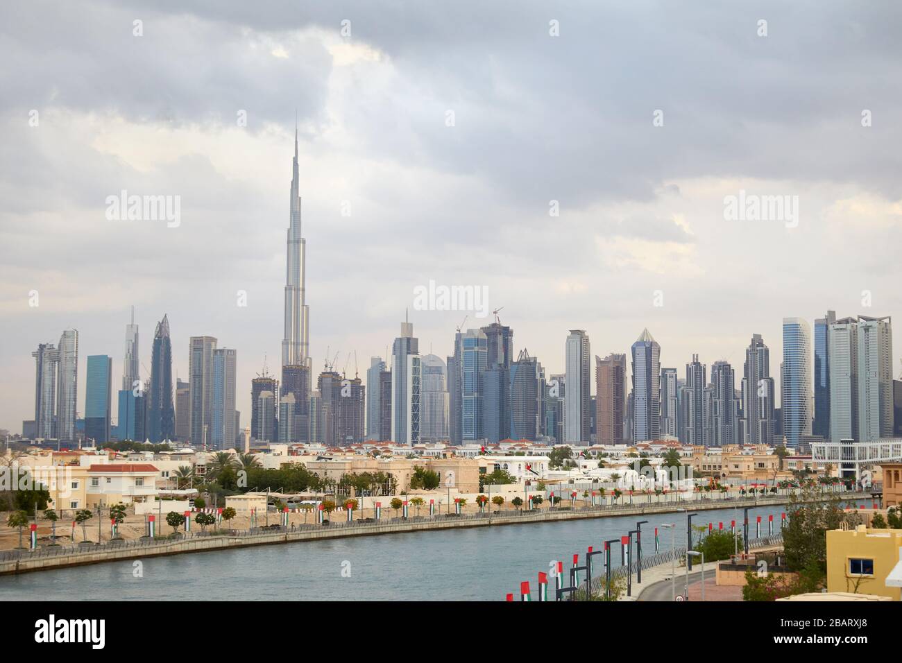 Dubai città, Burj Khalifa grattacielo e zona residenziale con canale in una giornata nuvolosa Foto Stock