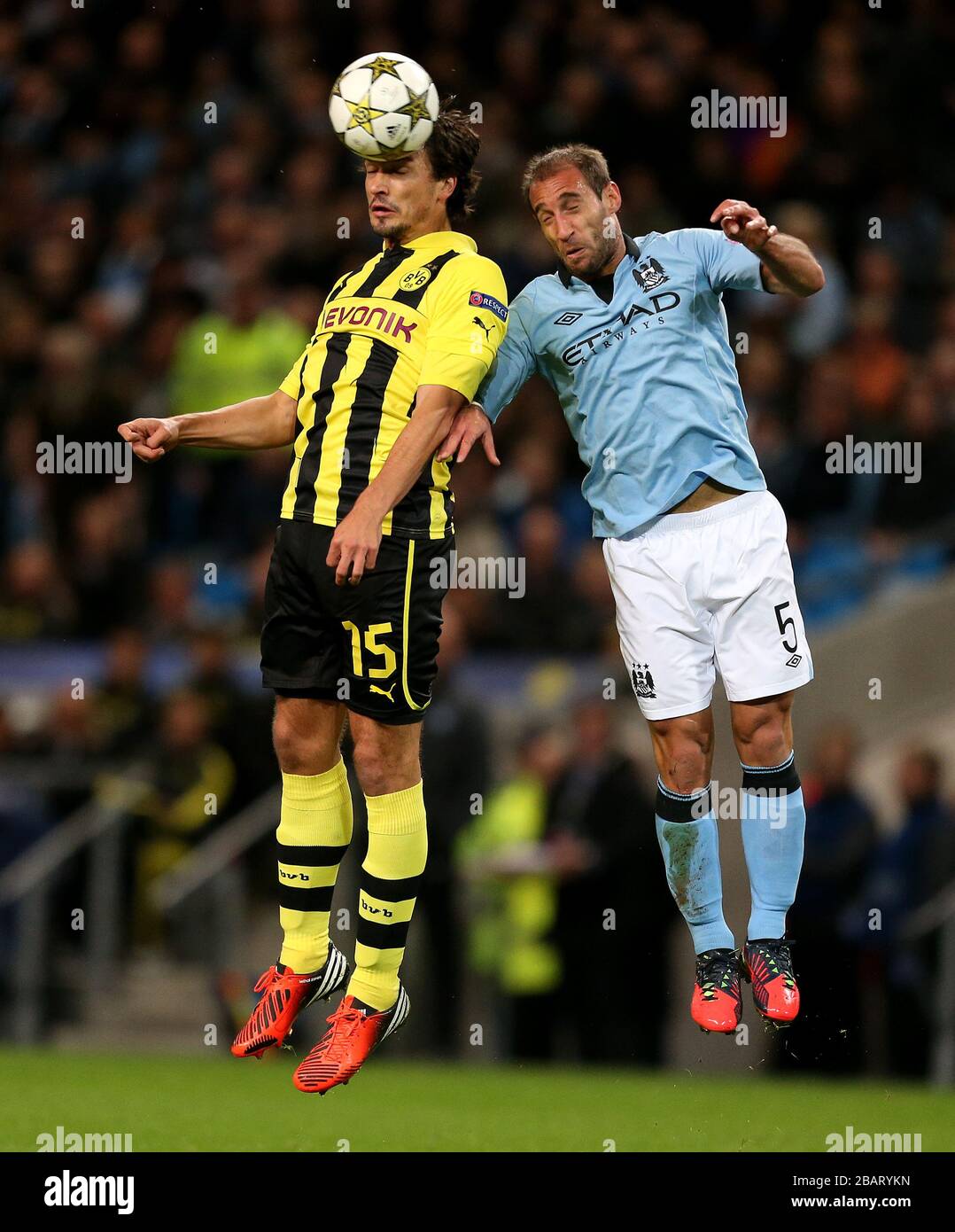 Pablo Zabaleta di Manchester City e Mats Hummels di Borussia Dortmund Foto Stock