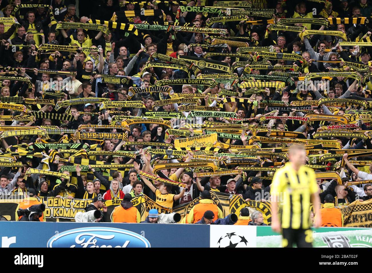 I fan di Borussia Dortmund mostrano il loro sostegno negli stand Foto Stock