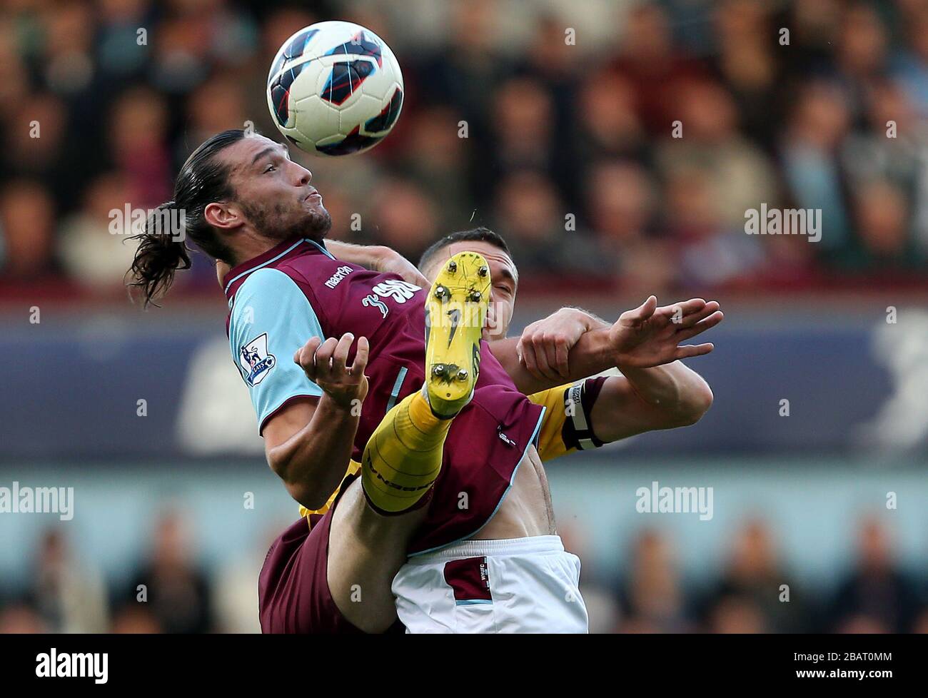 Andy Carroll di West Ham United e Thomas Vermalen di Arsenal si sfidano per la palla Foto Stock