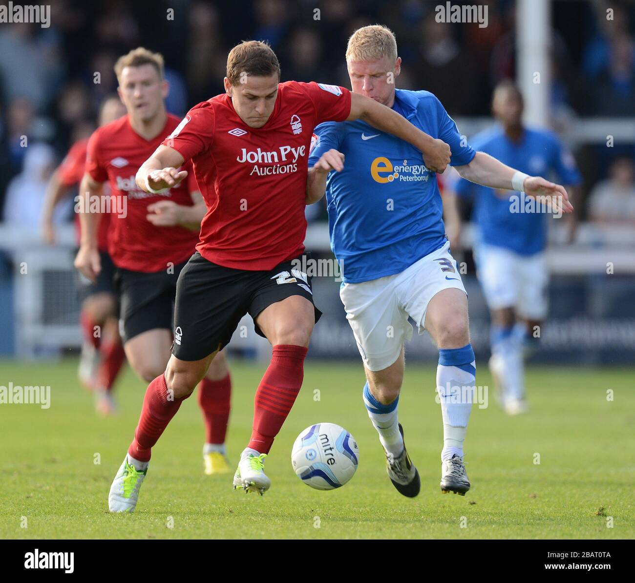 Craig Alcock di Peterborough United e Billy Sharp di Nottingham Forest Foto Stock