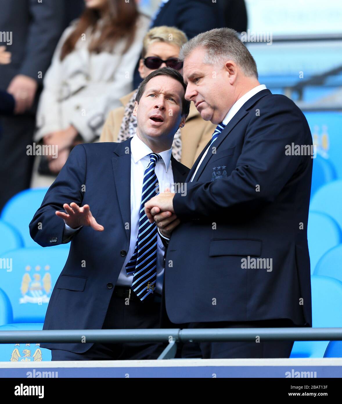 Manchester City Chief Operating Officer Graham Wallace (a destra) negli stand Foto Stock