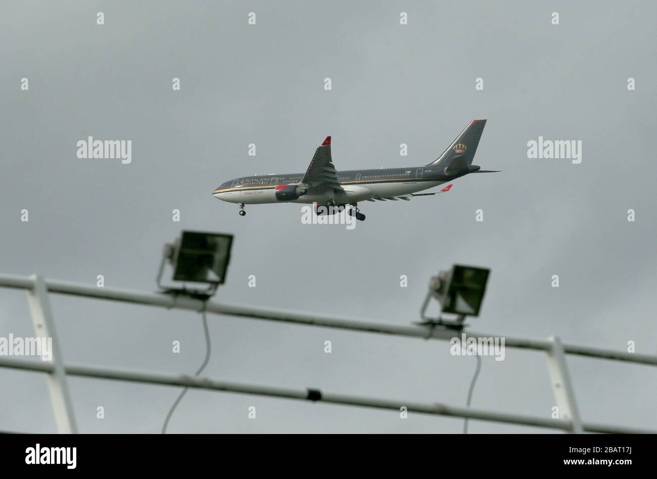 Un aereo Giordano reale vola sopra Twickenham Stoop Foto Stock