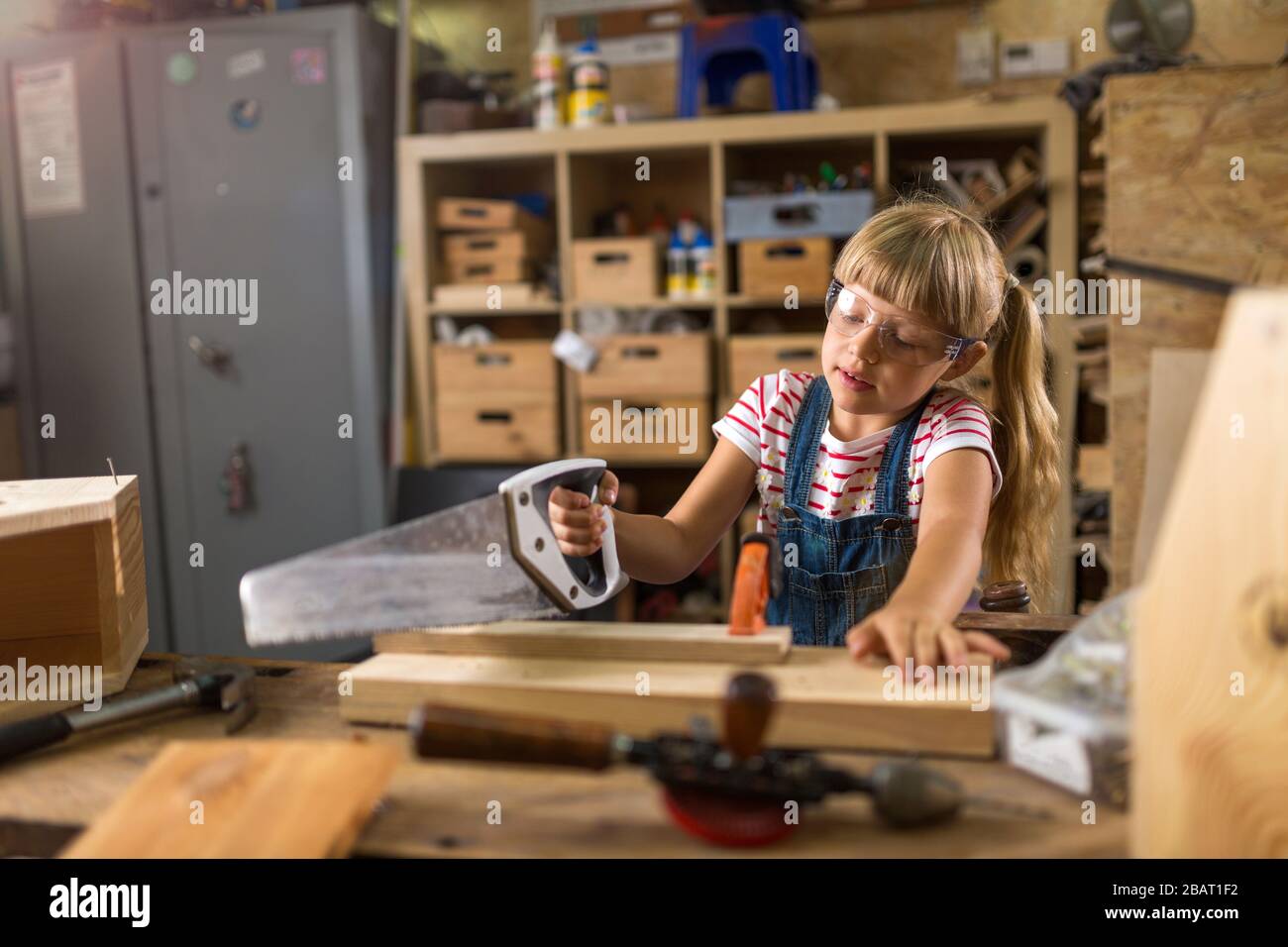 Due giovani ragazze che fanno il lavoro del legno in un'officina Foto Stock