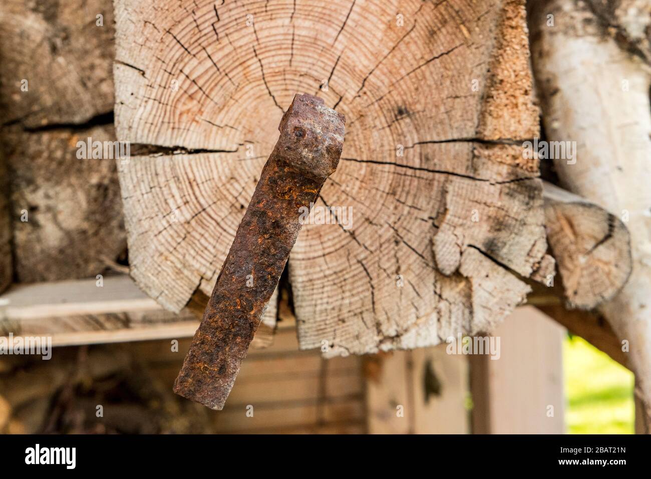 vecchia vite arrugginita e legno vecchio Foto Stock