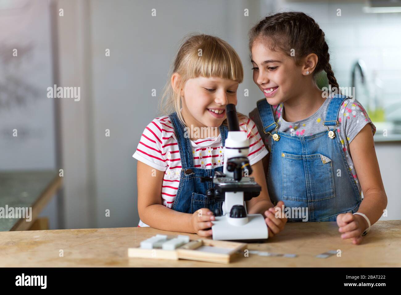 Ragazze al microscopio Foto Stock
