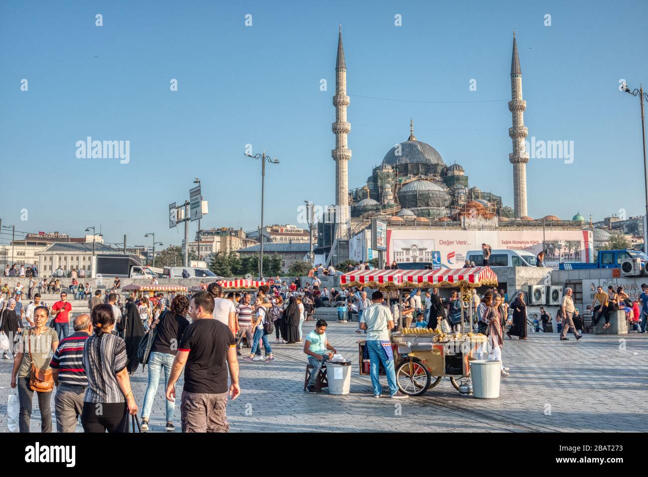 Istanbul, Turchia - 18 settembre 2017: Fornitore di cibo di strada, con una moschea in fase di costruzione in background Foto Stock