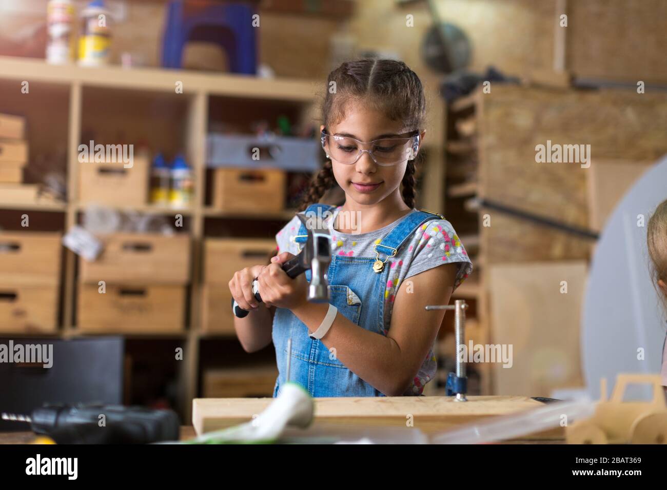 Due giovani ragazze che fanno il lavoro del legno in un'officina Foto Stock