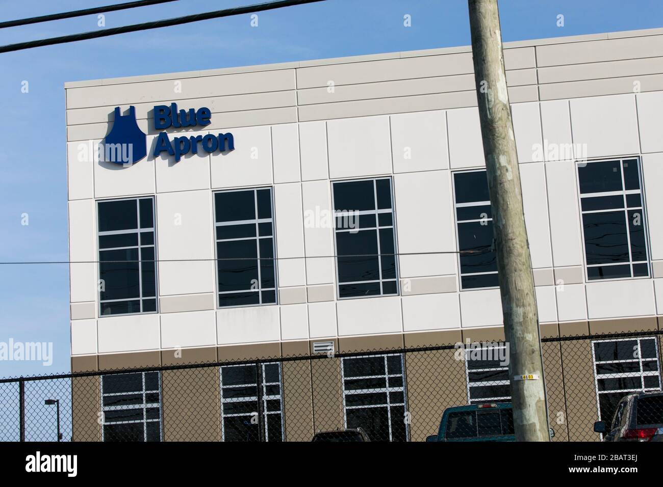Un cartello con il logo all'esterno di una struttura occupata da Blue Apron in Linden, New Jersey, il 23 marzo 2020. Foto Stock