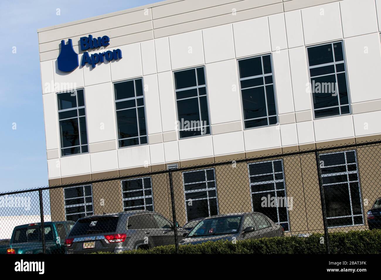 Un cartello con il logo all'esterno di una struttura occupata da Blue Apron in Linden, New Jersey, il 23 marzo 2020. Foto Stock