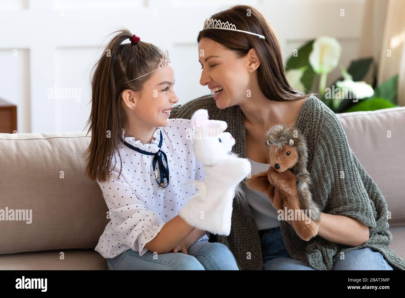 Bambina bambina che gioca giocattoli di marionetta con sorella maggiore. Foto Stock