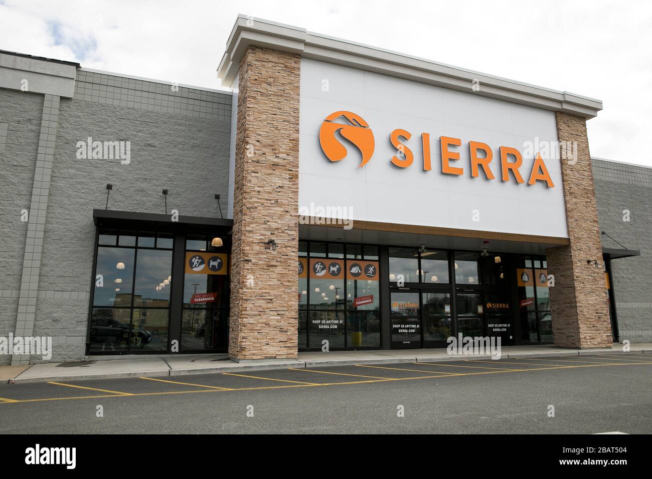 Un logo al di fuori di un punto vendita della Sierra a East Hanover, New Jersey, il 23 marzo 2020. Foto Stock