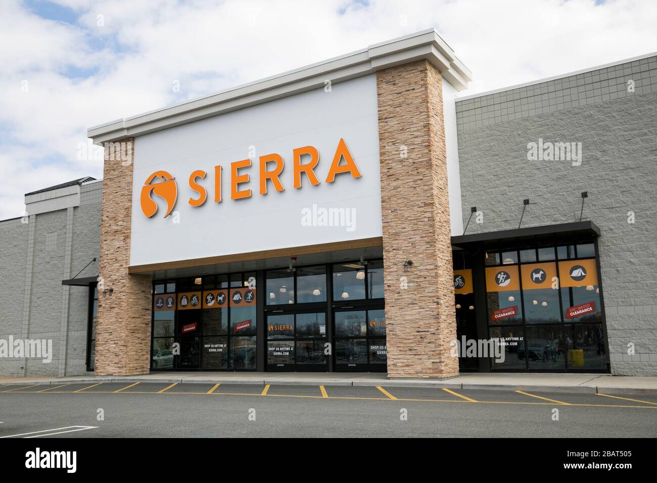 Un logo al di fuori di un punto vendita della Sierra a East Hanover, New Jersey, il 23 marzo 2020. Foto Stock