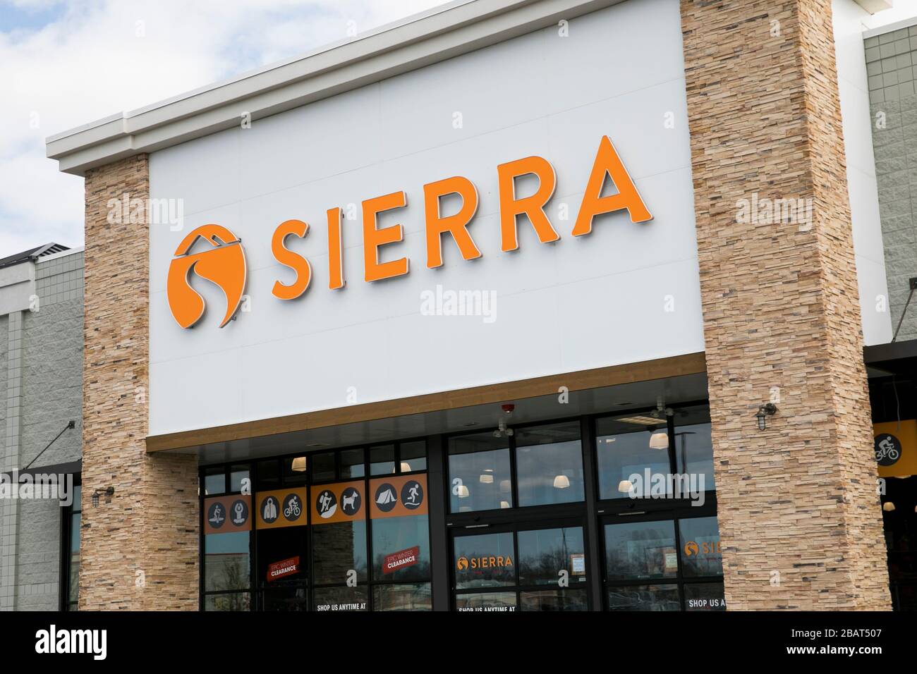 Un logo al di fuori di un punto vendita della Sierra a East Hanover, New Jersey, il 23 marzo 2020. Foto Stock