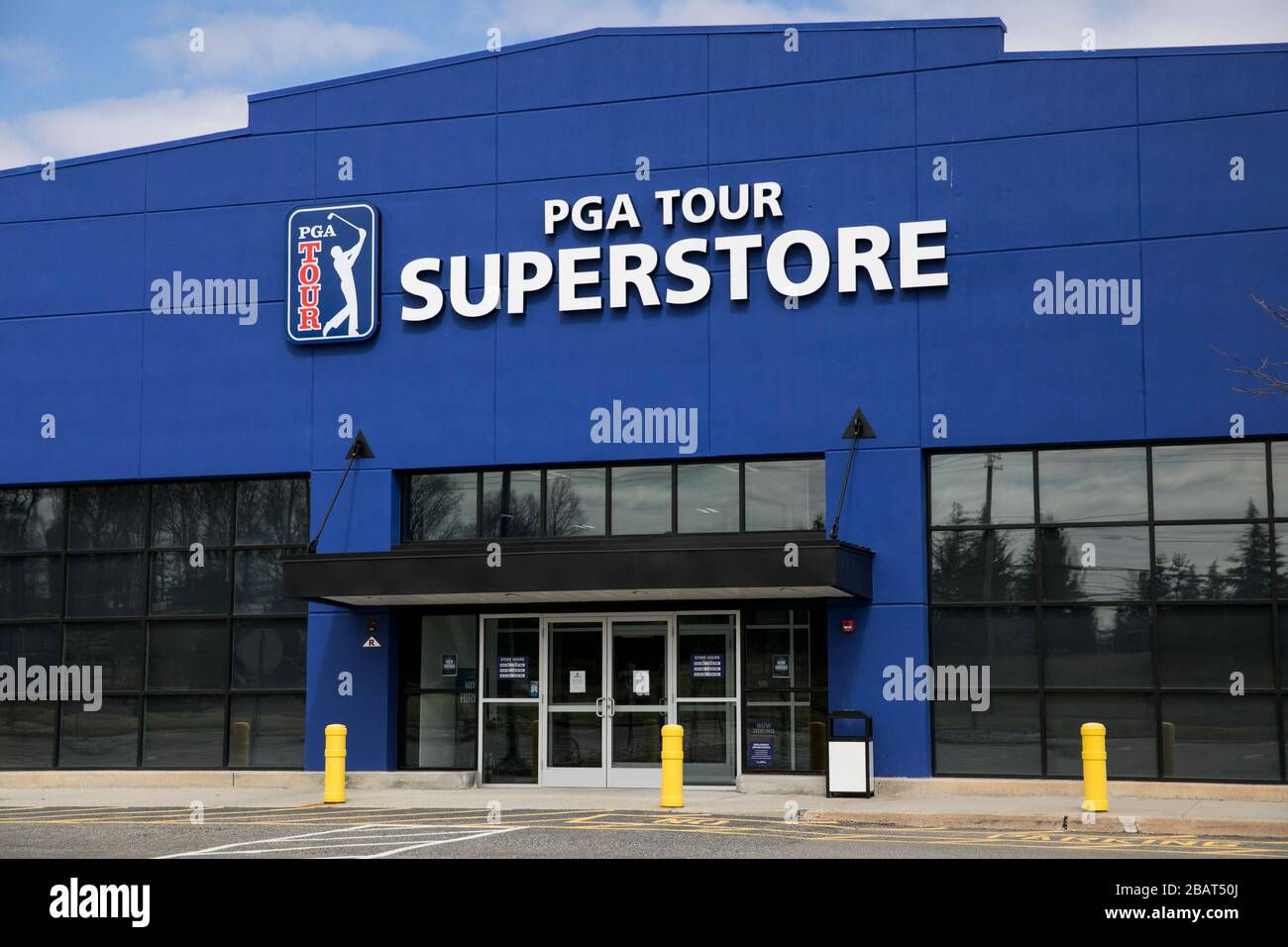 Un cartello con il logo al di fuori di un punto vendita PGA TOUR Superstore a East Hanover, New Jersey, il 23 marzo 2020. Foto Stock