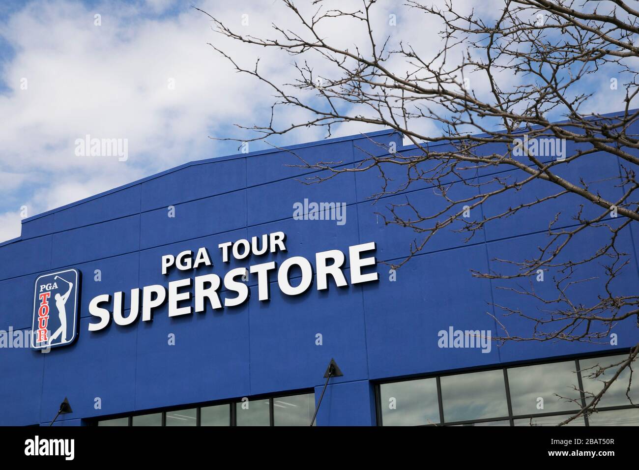 Un cartello con il logo al di fuori di un punto vendita PGA TOUR Superstore a East Hanover, New Jersey, il 23 marzo 2020. Foto Stock