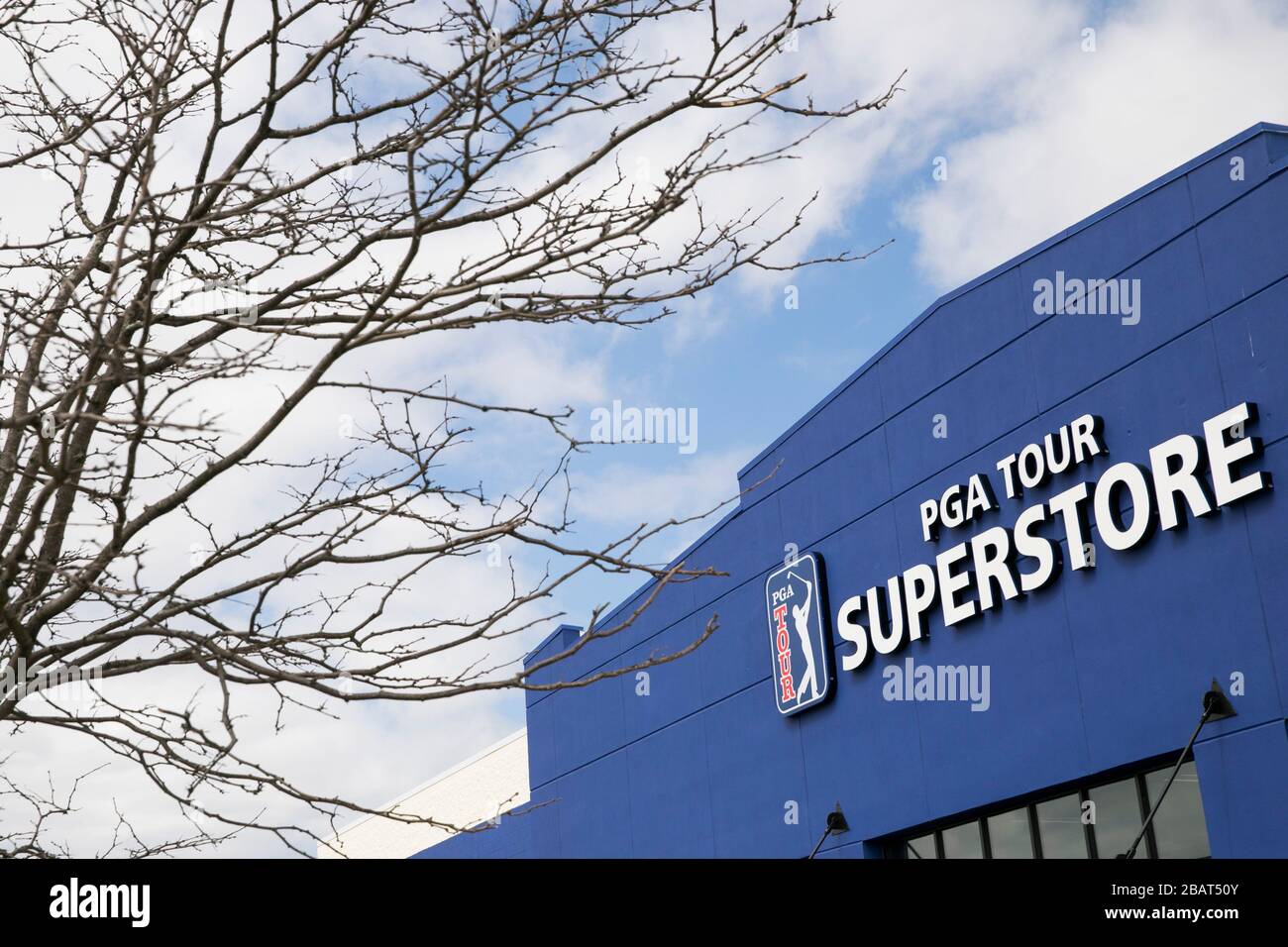 Un cartello con il logo al di fuori di un punto vendita PGA TOUR Superstore a East Hanover, New Jersey, il 23 marzo 2020. Foto Stock