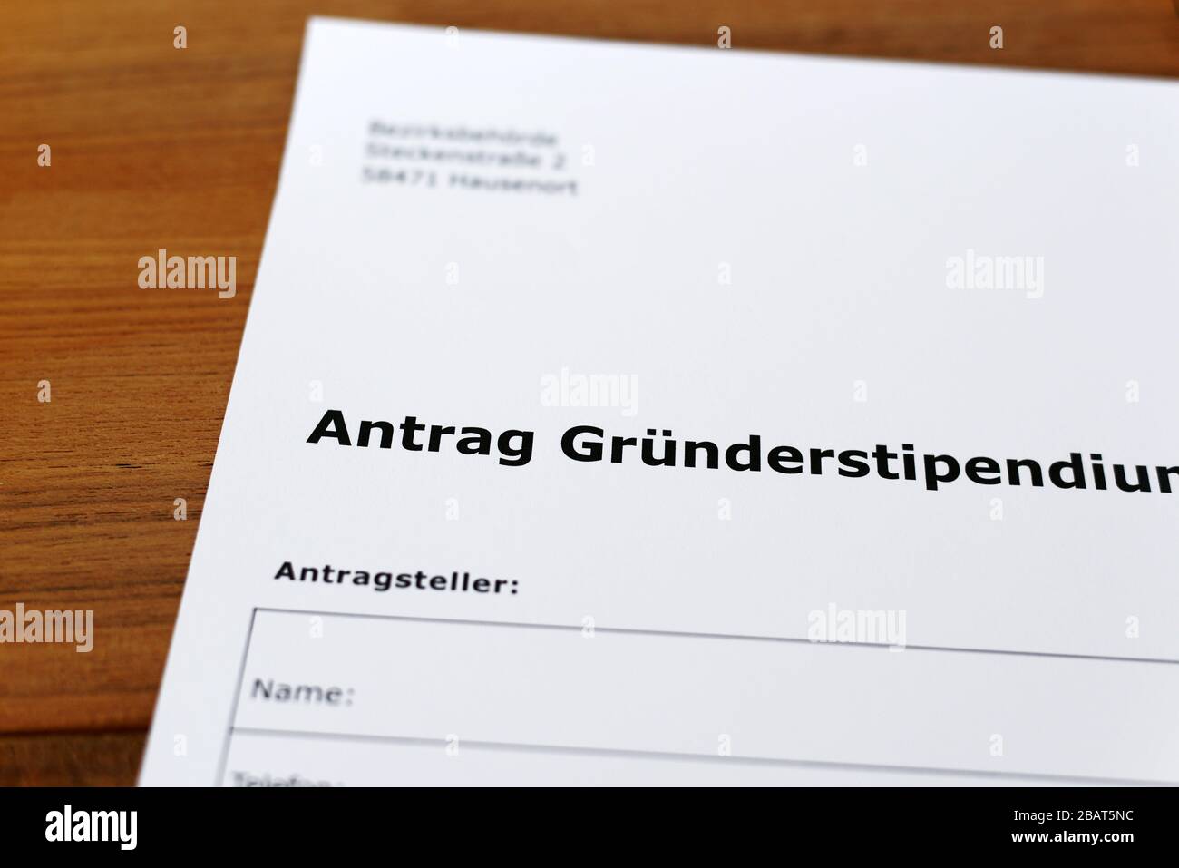 Un foglio di carta con le parole tedesche "Antrag Gründerstipendium" - traduzione in englisch: Domanda di sovvenzione all'avviamento. Foto Stock