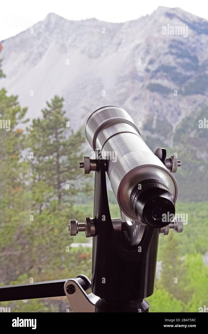 Telescopio per turisti, che punta a Frank Slide. Alberta Canada Foto Stock