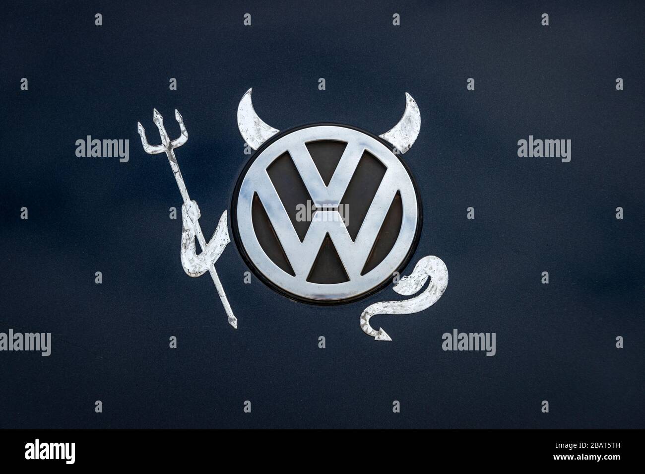 Logo VW cromato con insegne al diavolo Foto Stock