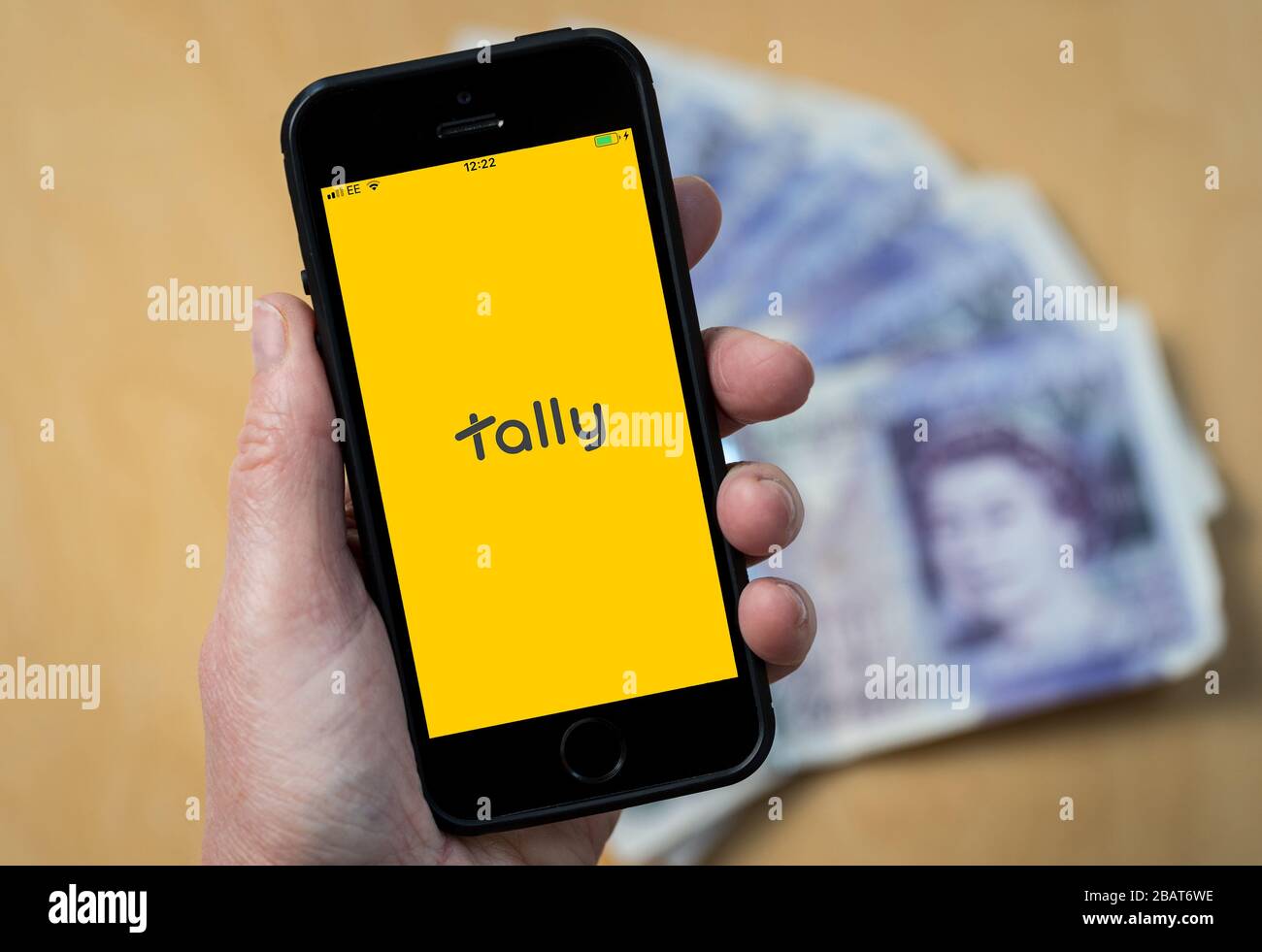 Una donna che utilizza l'app Tally accounting su un telefono cellulare. (Solo per uso editoriale) Foto Stock