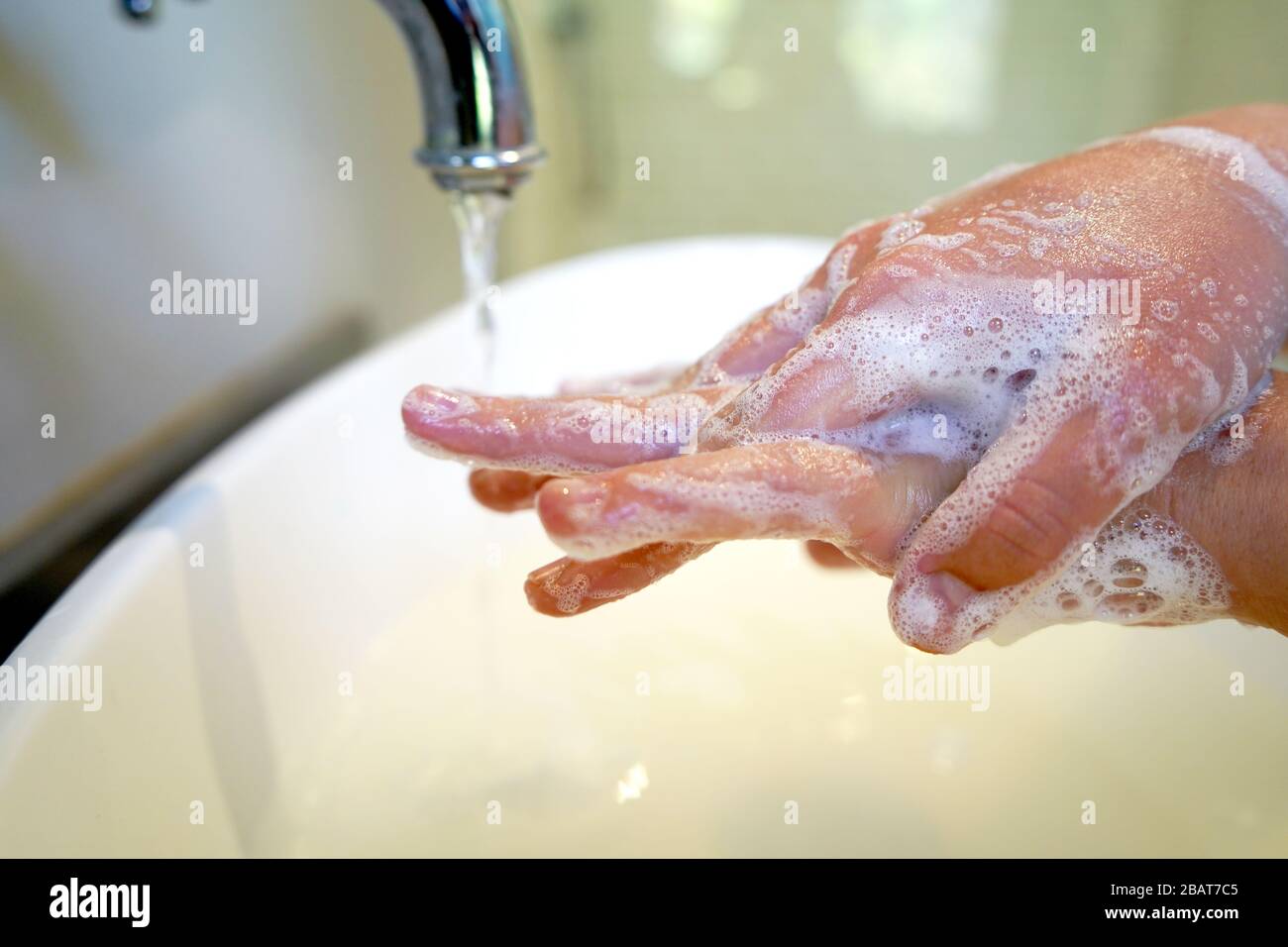 Primo piano delle mani di lavaggio dei bambini Foto Stock