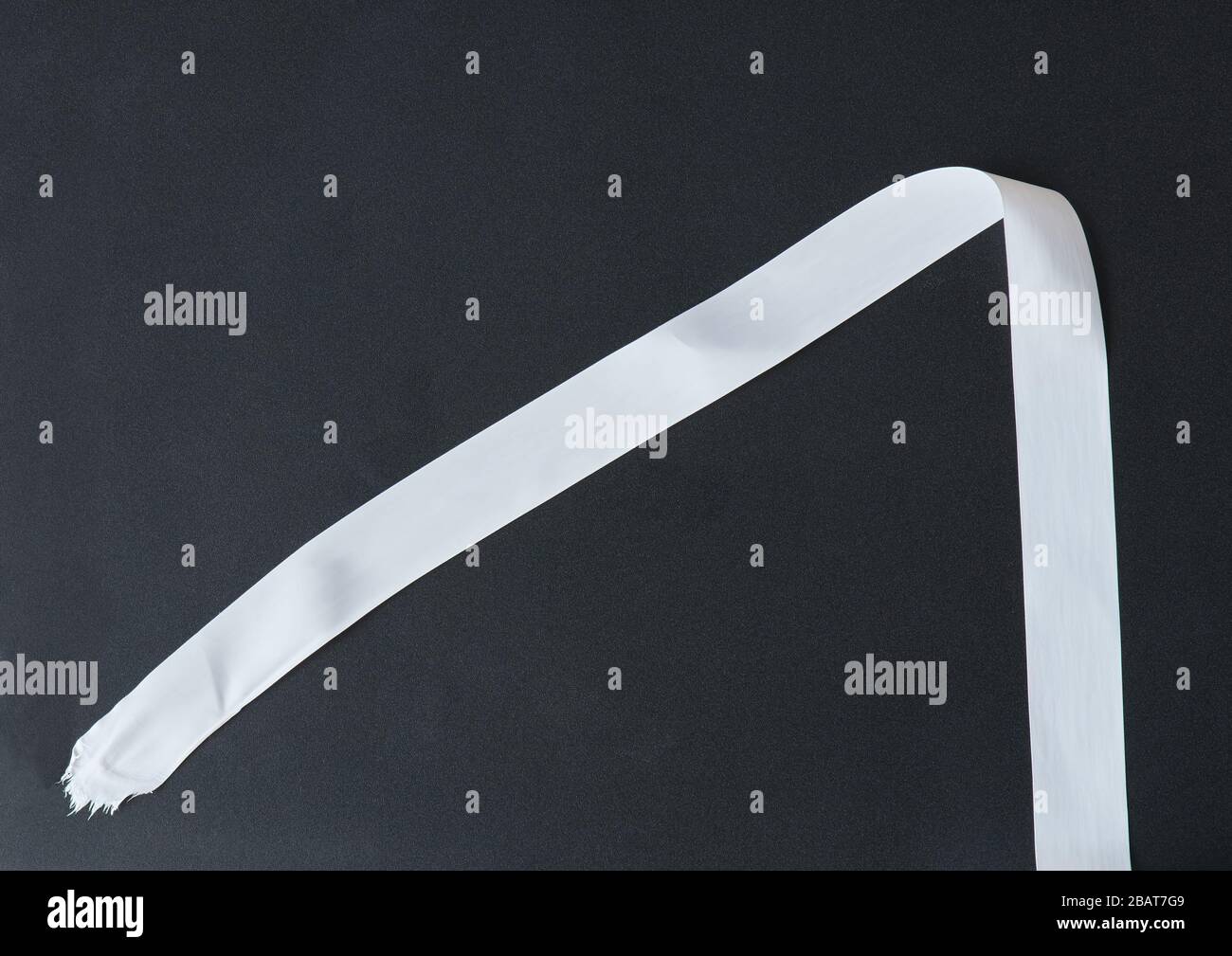 Linea del nastro adesivo bianco su sfondo nero isolato Foto Stock