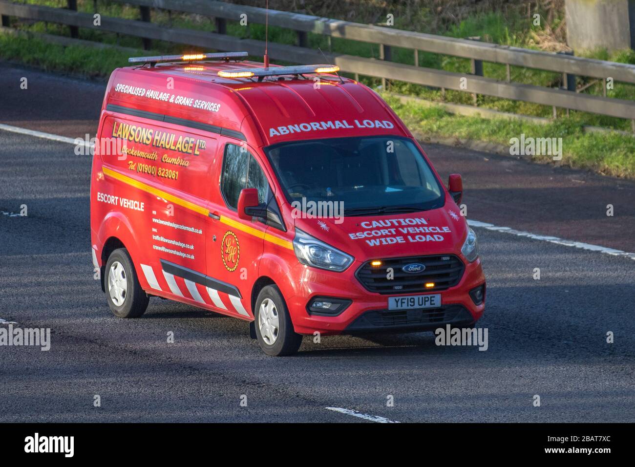 2018 Ford Transit Custom 300 Trend; carichi anomali scorta veicolo pilota; traffico veicolare, veicoli in movimento, guida di veicoli, strade, furgoni, motorizzazione sulla autostrada M6 Foto Stock