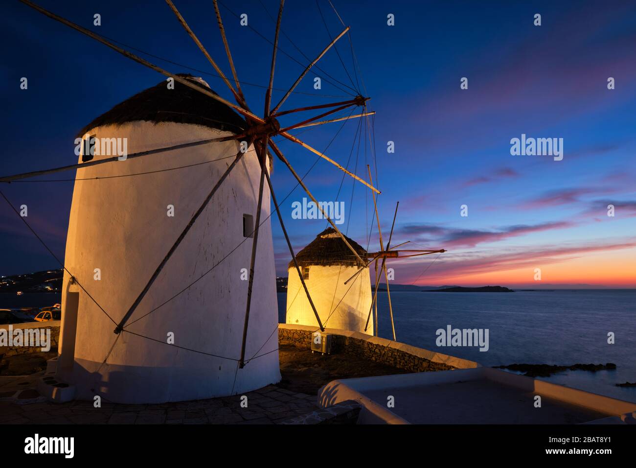 Tradizionali mulini a vento greca sull'isola di Mykonos all'alba, Cicladi Grecia Foto Stock