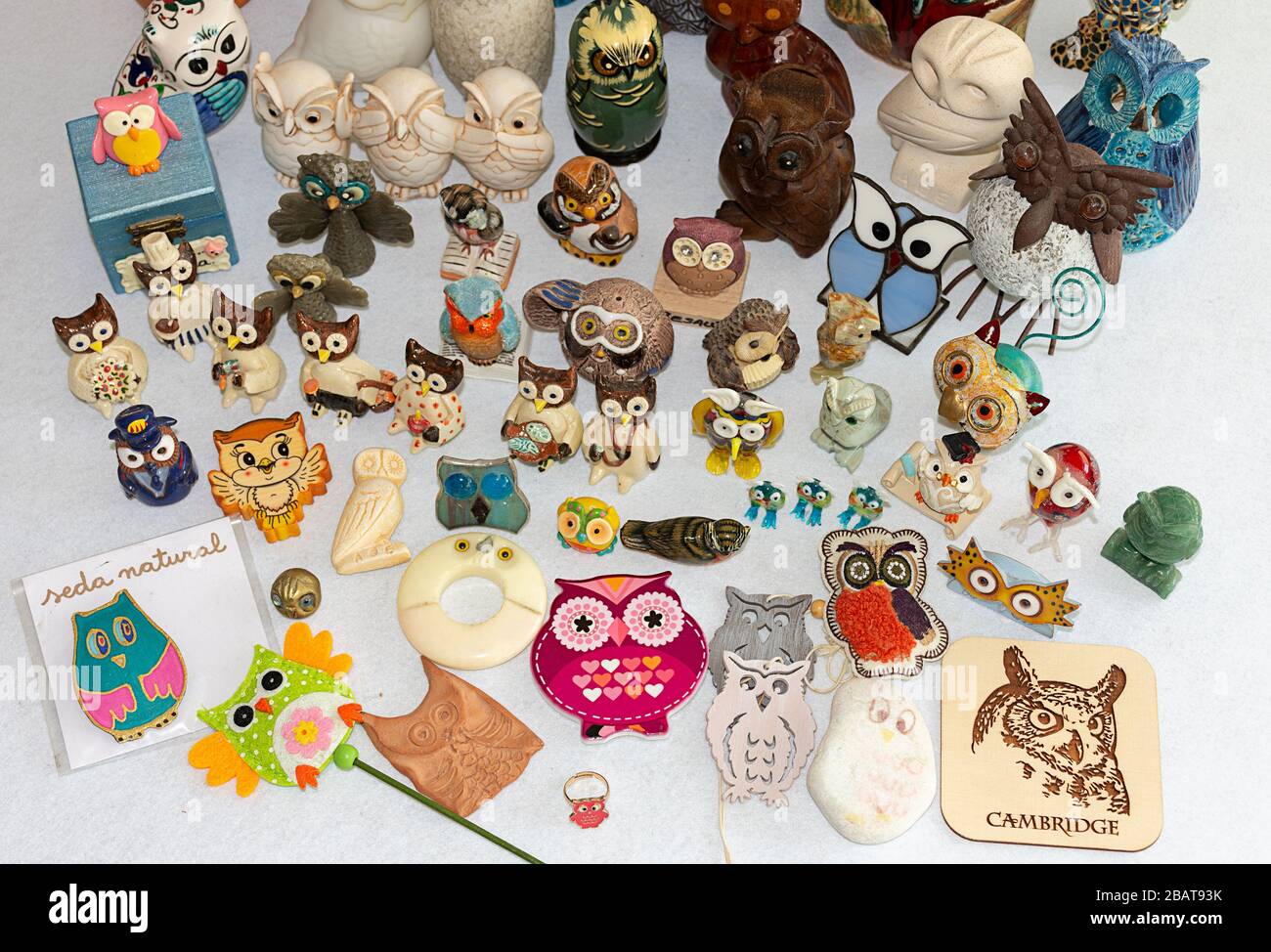 Collezione OWL. Materiali, forme, colori e dimensioni diversi. Souvenir dal mondo. Foto Stock