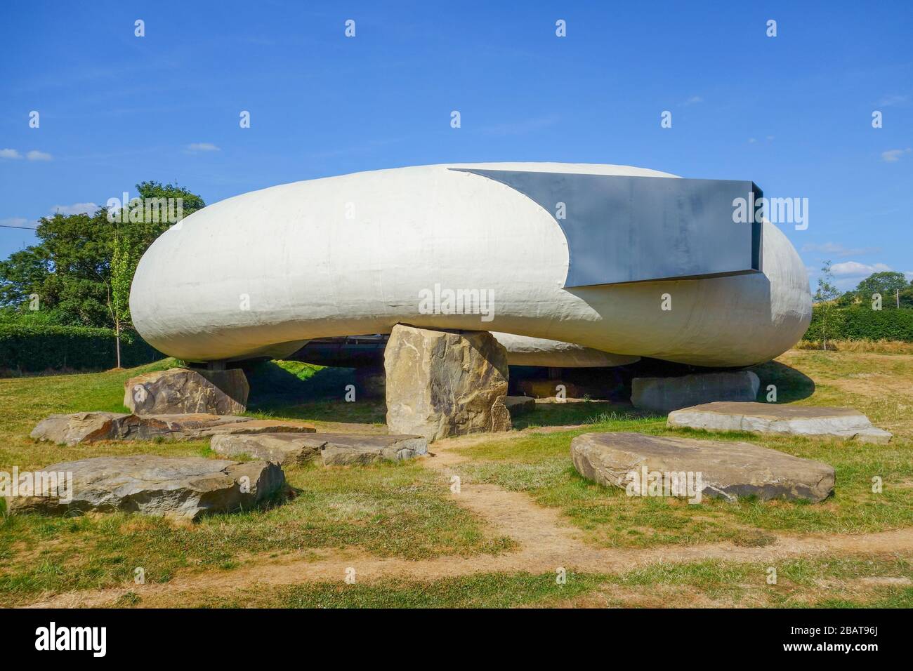 Il Padiglione Radić, progettato dall'architetto cileno Smiljan Radić, è installato presso il giardino Hauser & Wirth di Bruton, Somerset, Inghilterra, Regno Unito Foto Stock
