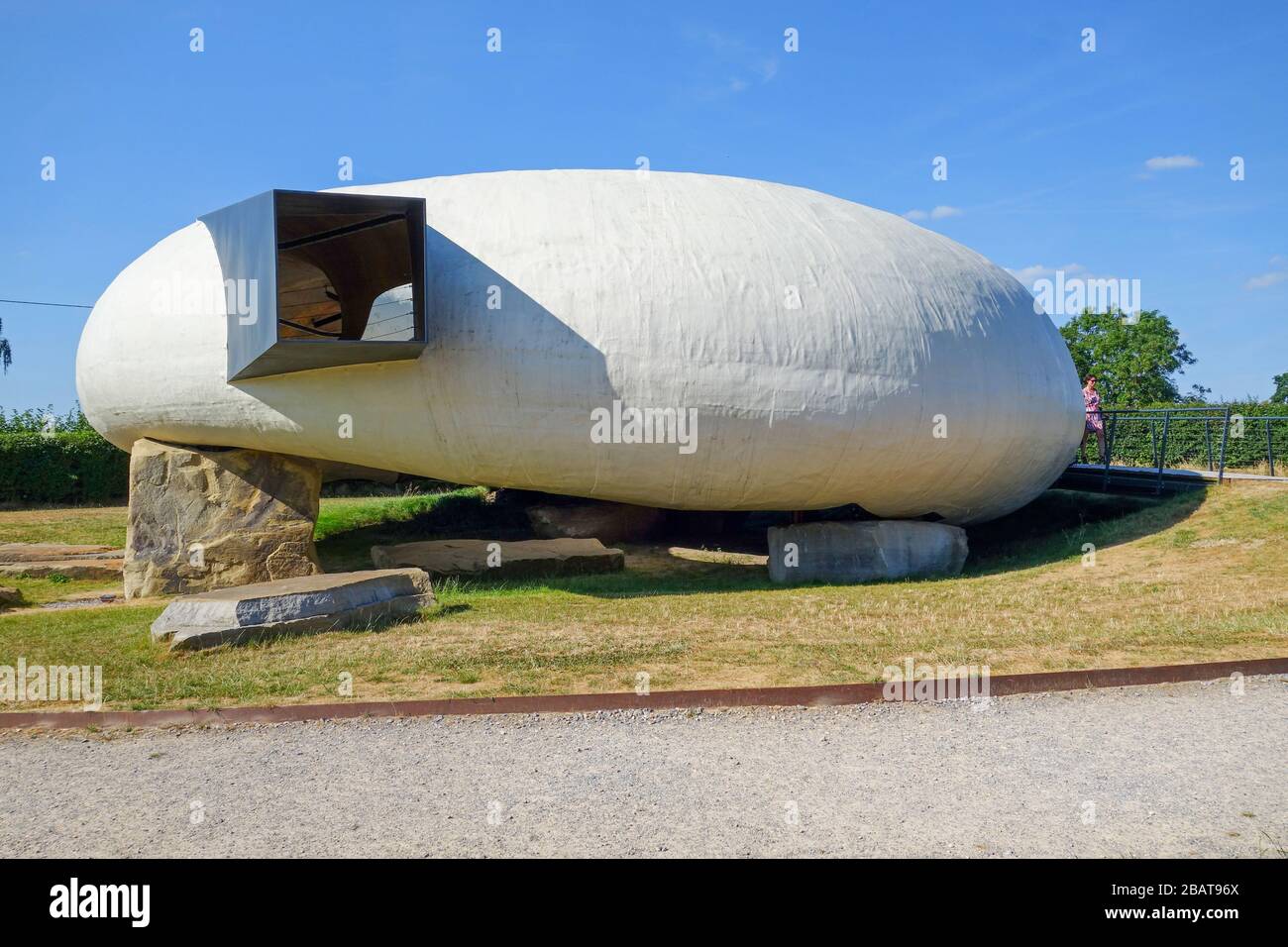 Il Padiglione Radić, progettato dall'architetto cileno Smiljan Radić, è installato presso il giardino Hauser & Wirth di Bruton, Somerset, Inghilterra, Regno Unito Foto Stock