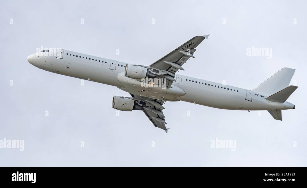 Titan Airways Airbus A321, GPOWU, con partenza dall'aeroporto di Manchester Foto Stock