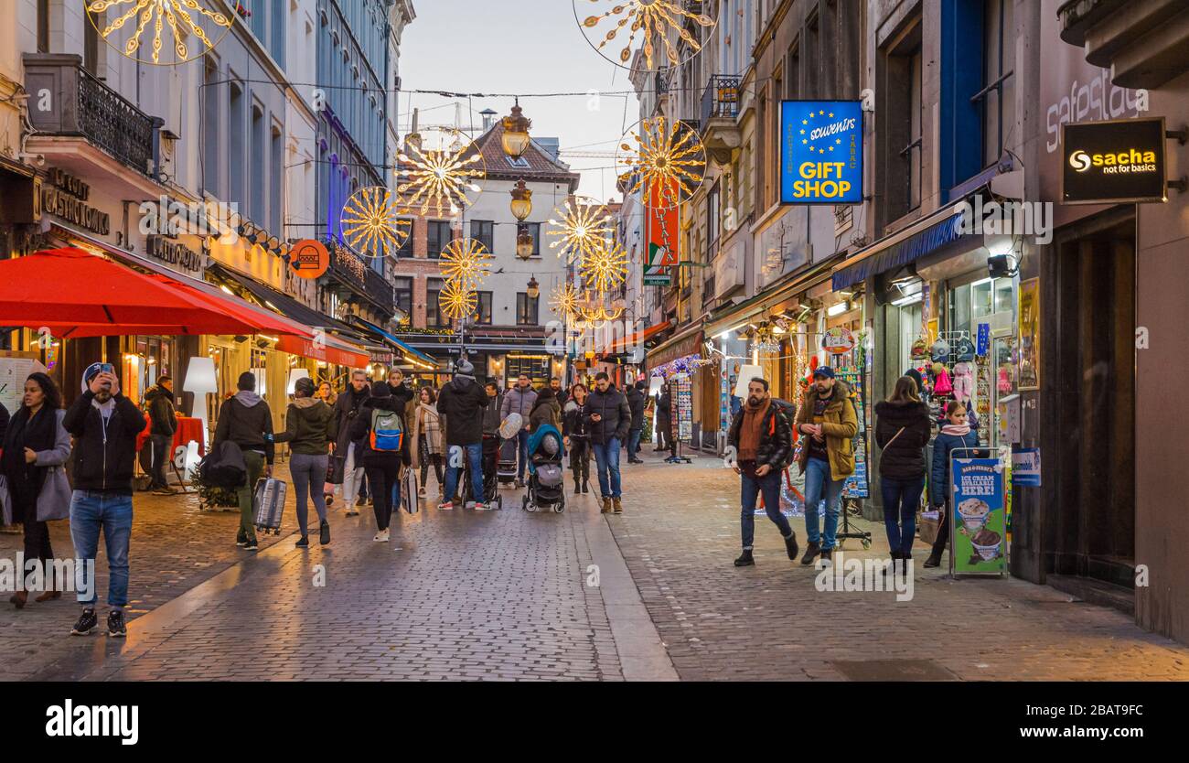 Brussels Business District, Brussels Capital Region / Belgio - 30 dicembre 2019: Le strade del centro di bruxelles durante la stagione delle vacanze Foto Stock
