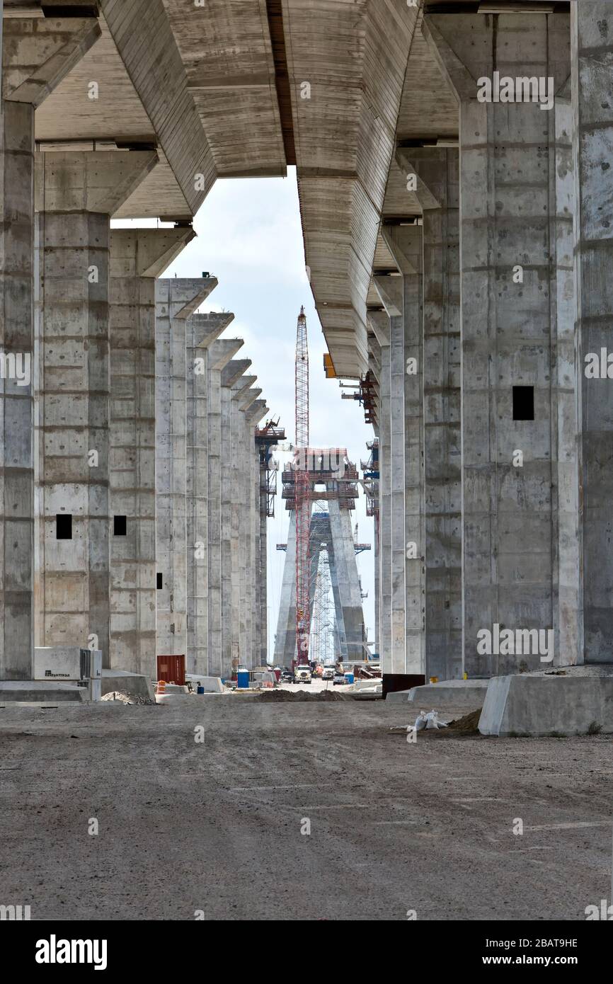 Colonne di supporto angolate e diritte, costruzione del nuovo ponte del porto di Corpus Christi, Corpus Christi, TX Foto Stock