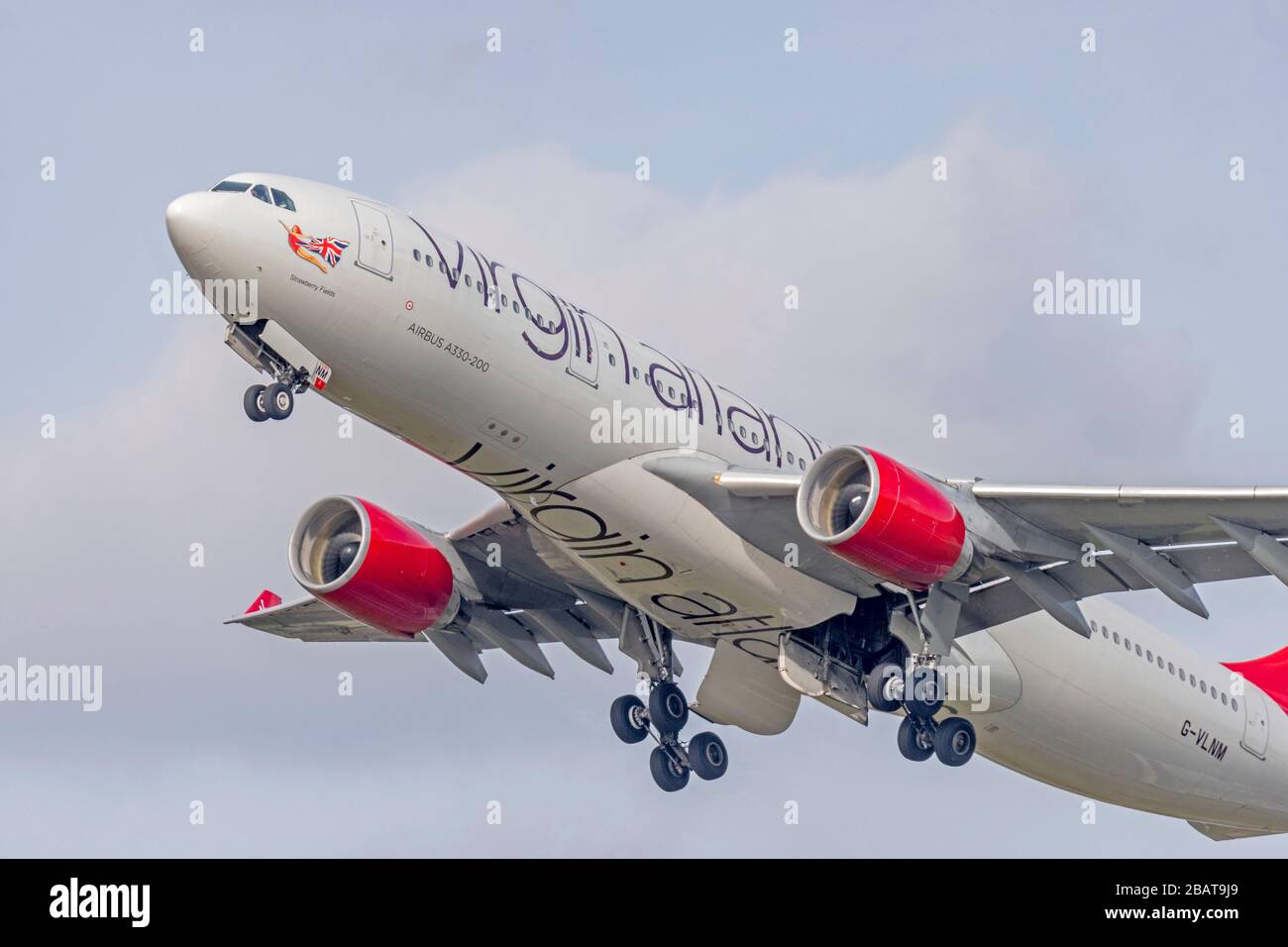 Virgin Atlanic A330 "campi di fragole" G-VLNM parte dall'aeroporto di Manchester Foto Stock