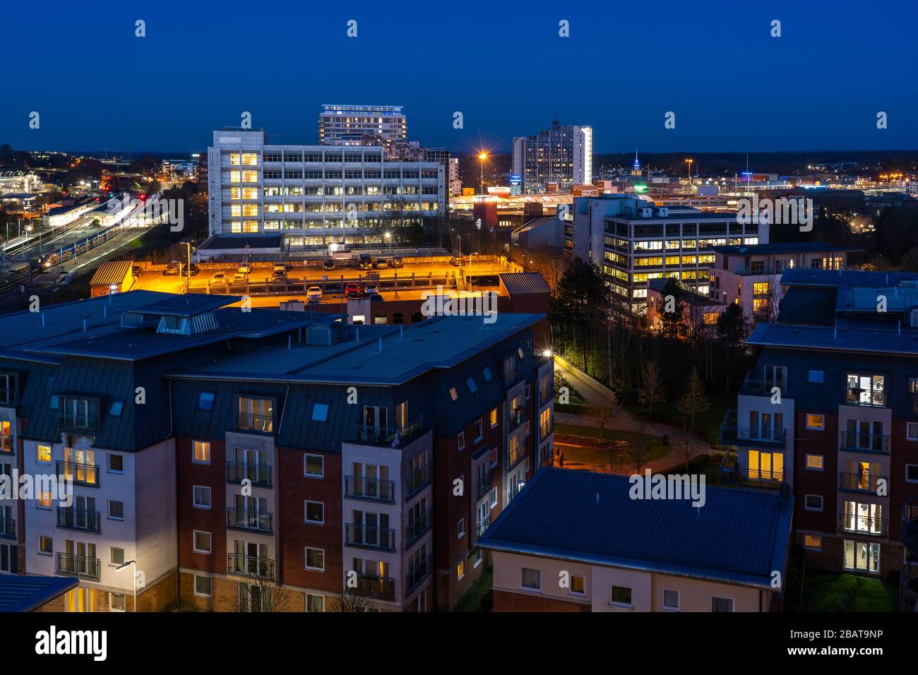 Vista aerea notturna del centro di Basingstoke: Stazione ferroviaria, Winterthur House, Festival Place, edificio Midpoint, Churchill Place Foto Stock