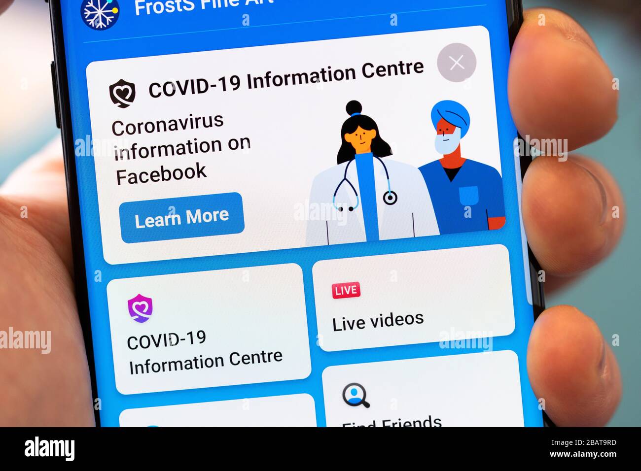 Facebook pubblicizza il suo Centro informazioni Covid-19 online su uno smartphone. REGNO UNITO. Concetto: Combattere notizie false, informazioni errate, informazioni affidabili Foto Stock