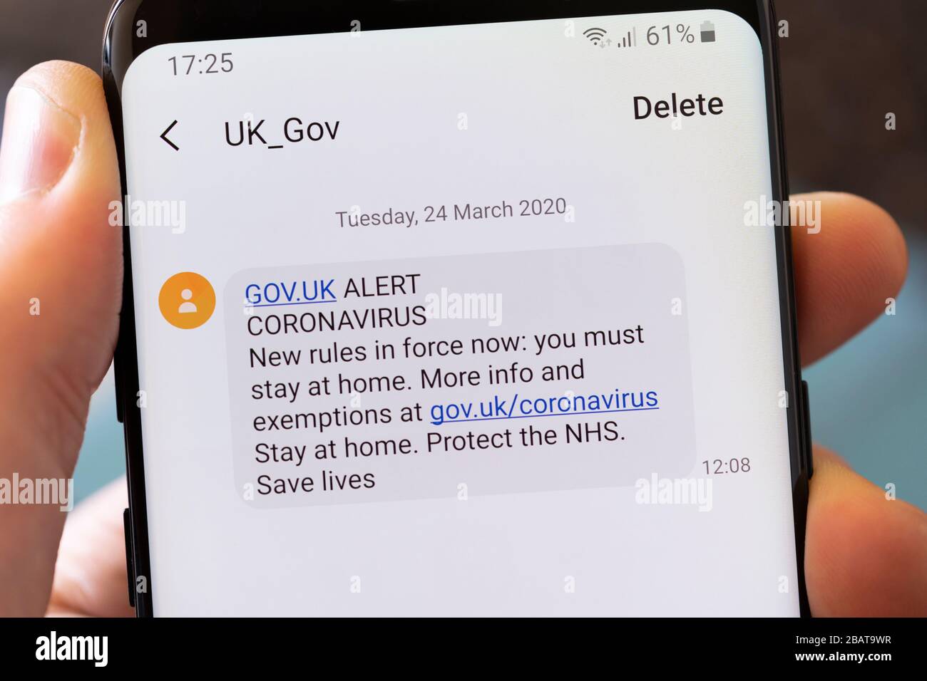 Messaggio di testo ufficiale del governo britannico che dice alle persone di rimanere a casa, proteggere l'NHS e salvare vite durante l'epidemia di Coronavirus Covid 19 Foto Stock