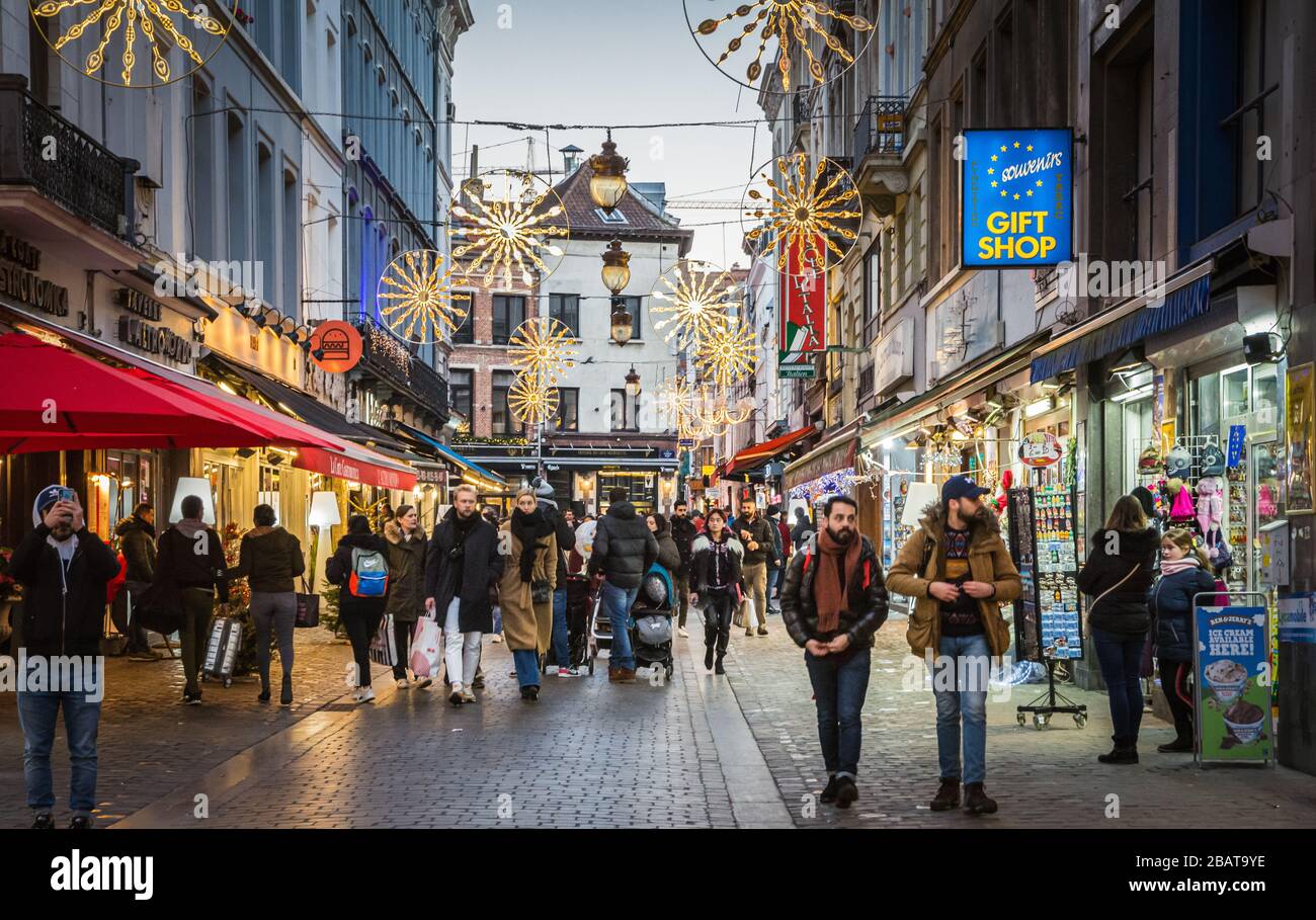 Brussels Business District, Brussels Capital Region / Belgio - 30 dicembre 2019: Le strade del centro di bruxelles durante la stagione delle vacanze Foto Stock
