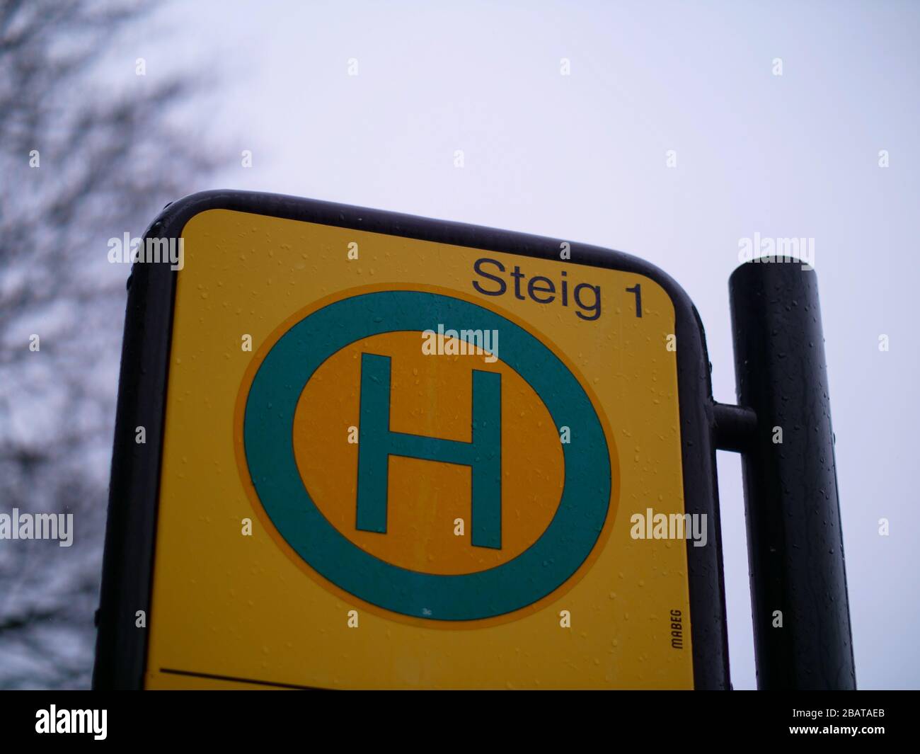 Schild an einer Bushaltestelle, Haltestellenschild Foto Stock