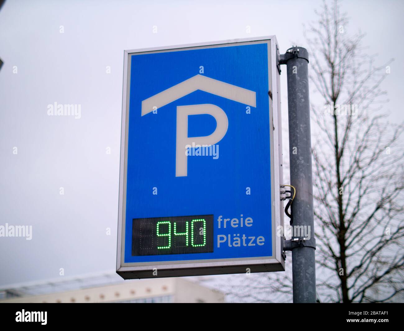 Schild zum Parkplatz mit digitaler Anzeige Foto Stock