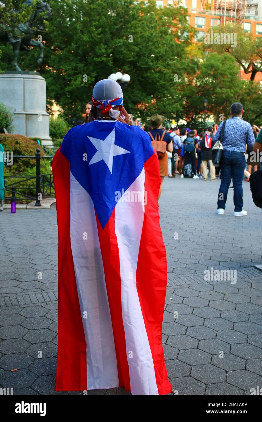 Decine di manifestanti si sono mobilitati a seguito delle dimissioni del governatore di Puerto Rico Ricardo A. Rosselló a Union Square a Manhattan, il 24th LUGLIO 2019 a New Foto Stock
