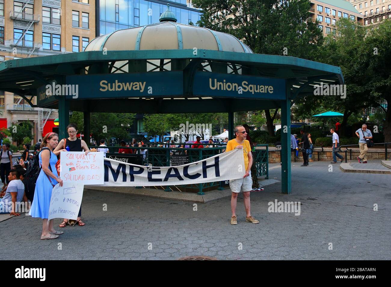 Decine di manifestanti si sono mobilitati a seguito delle dimissioni del governatore di Puerto Rico Ricardo A. Rosselló a Union Square a Manhattan, il 24th LUGLIO 2019 a New Foto Stock