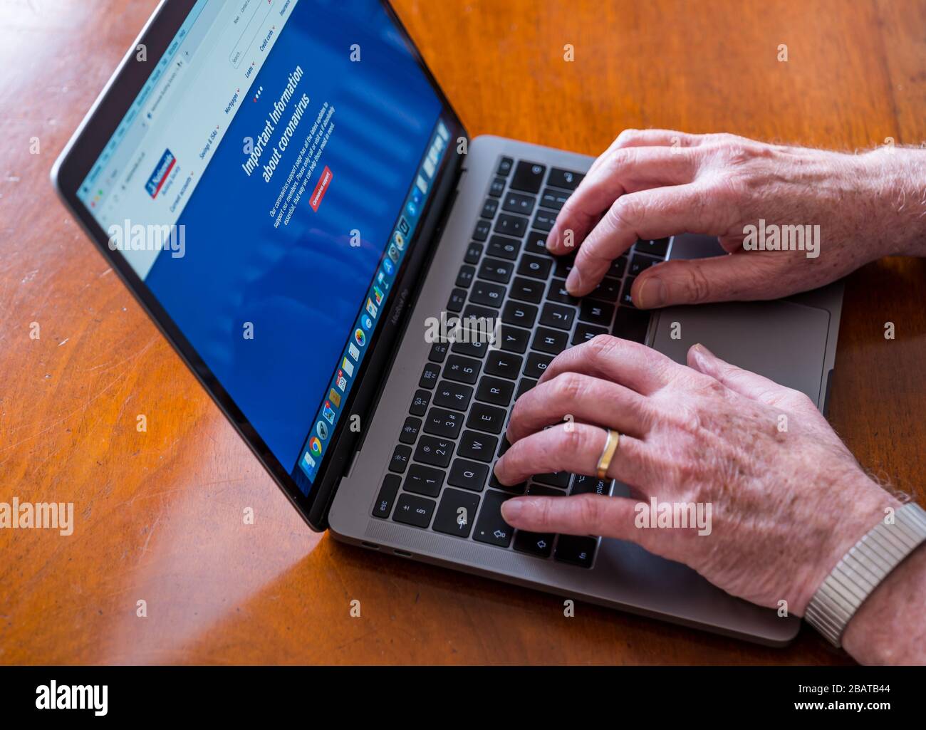 L'uomo anziano lavora su un computer portatile. Sito Web della Nationwide Building Society e informazioni sui clienti di Coronavirus, Regno Unito Foto Stock